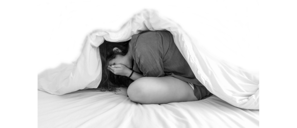 Femme angoissée face à une maladie chronique