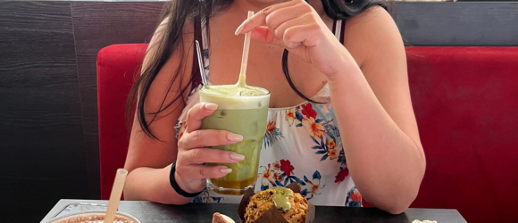 femme mangeant des aliments plaisir : matcha latte, muffin à la pistache tout en arrivant à perdre du poids, principe de la diet flexible