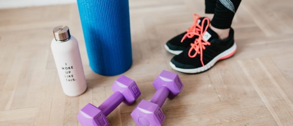 femme avec sclérose en plaques qui reprend une activité sportive douce (renforcement doux)