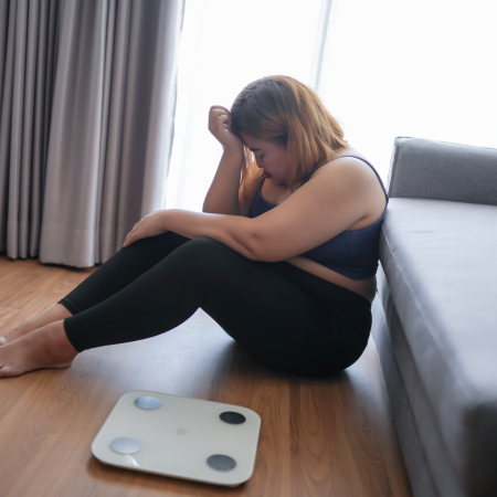 femme frustrée après avoir craqué et repris du poids après un régime