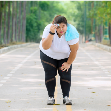 femme obèse qui fait du sport et est essouflée