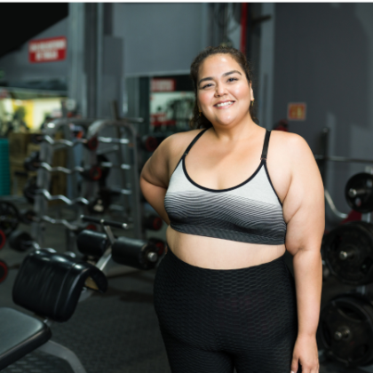 femmes en obésité qui pratique la musculation pour améliorer sa santé et son poids